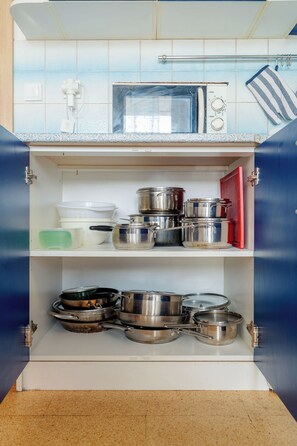 Fridge, microwave, oven, stovetop - Perfect for Teams & Families: 3-Bedroom Flat, 7 Guests, Balcony, Close to Centre (Bratislava)