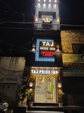 تفاصيل الفندق من الخارج