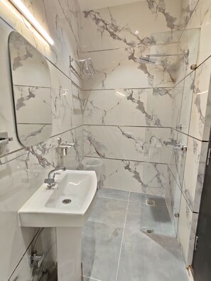 Shower, free toiletries, towels, soap - Taj Pride Inn (Amritsar Cantt.)