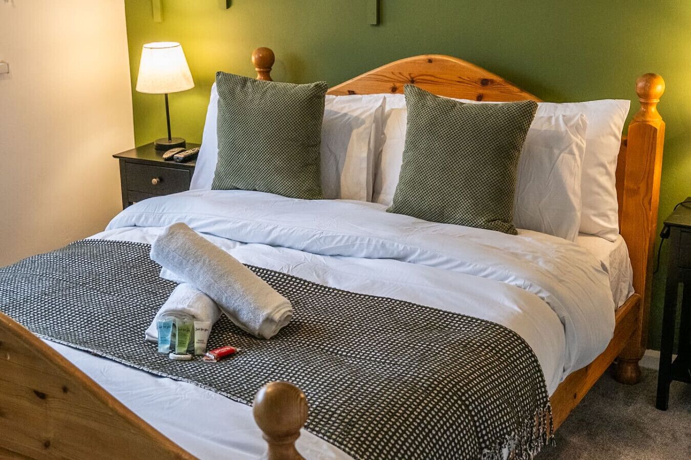 Skrivebord, strykejern/-brett, wi-fi og sengetøy