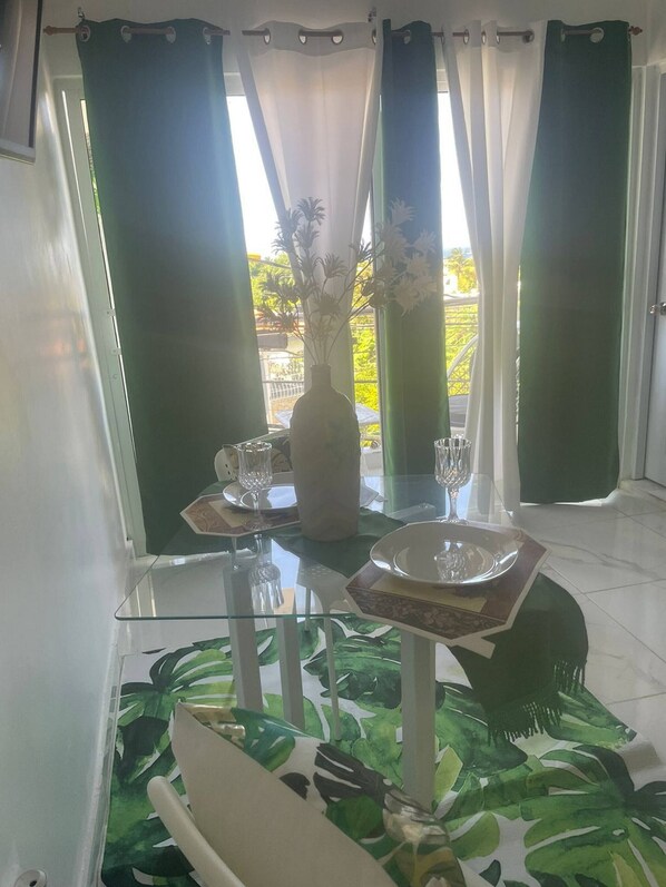 Room, 1 Bedroom, Smoking, Mountain View | Interior