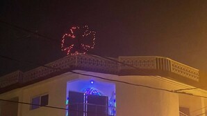 A multi-story building with a pharmacy named 'Los Reyes' on the ground floor. - Room-royal Terrace Queen 1 (Puerto Plata)