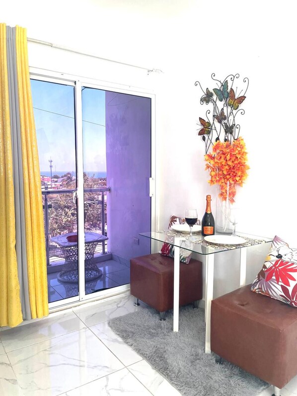 Chambre, 1 chambre, fumeur, vue montagne | Salle de séjour