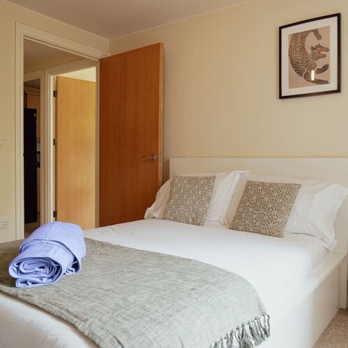 2 bed flat with parking