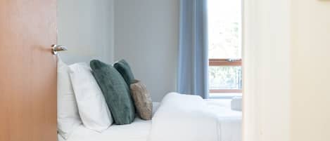 2 bedrooms, desk, iron/ironing board, WiFi