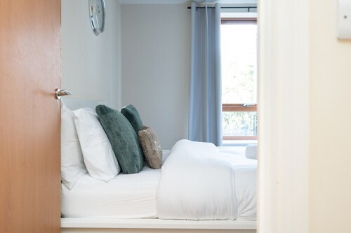 2 bed flat with parking