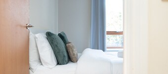 2 bed flat with parking