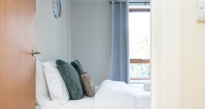 2 bed flat with parking