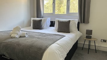 3 bedrooms, desk, iron/ironing board, free WiFi