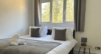 Spacious 3 bedroom House, Close to Gatwick