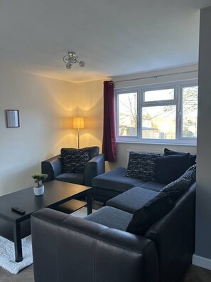 TV - Spacious 3 bedroom House, Close to Gatwick (West Sussex)