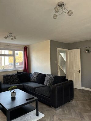 TV - Spacious 3 bedroom House, Close to Gatwick (West Sussex)