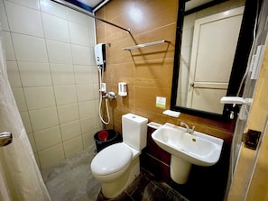 Shower, towels, soap, shampoo - D'Goldwin Lodge (Coron)