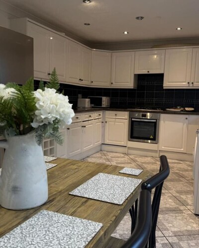 Spacious 3 Bed In Central Horsham
