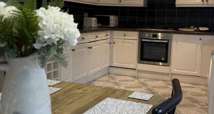 Spacious 3 Bed In Central Horsham