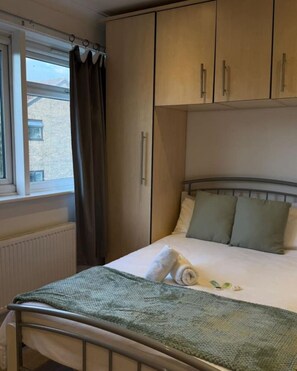 3 bedrooms, iron/ironing board, free WiFi, bed sheets - Spacious 3 Bed In Central Horsham (West Sussex)