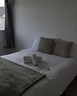 3 bedrooms, iron/ironing board, free WiFi, bed sheets - Spacious 3 Bed In Central Horsham (West Sussex)