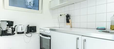 Basic Apartment | Private kitchen | Oven, stovetop, cookware/dishes/utensils