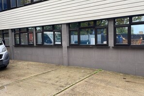 Property grounds - Spacious 1 bed apartment with free parking (West Sussex)