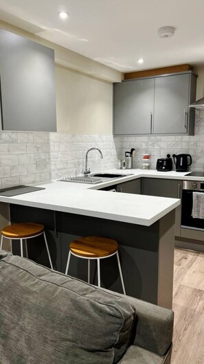 Private kitchen - Spacious 1 bed apartment with free parking (West Sussex)