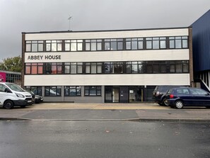 Exterior - Spacious 1 bed apartment with free parking (West Sussex)