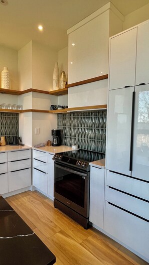 Fridge, microwave, oven, stovetop - Luxury 5-Star Chesapeake Bay Waterfront Home (Shady Side)