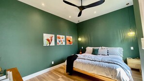 3 slaapkamers, een bureau, een strijkplank/strijkijzer, reisbedje