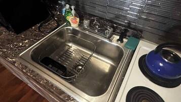 Een oven, een kookplaat, een koffiezetapparaat/waterkoker