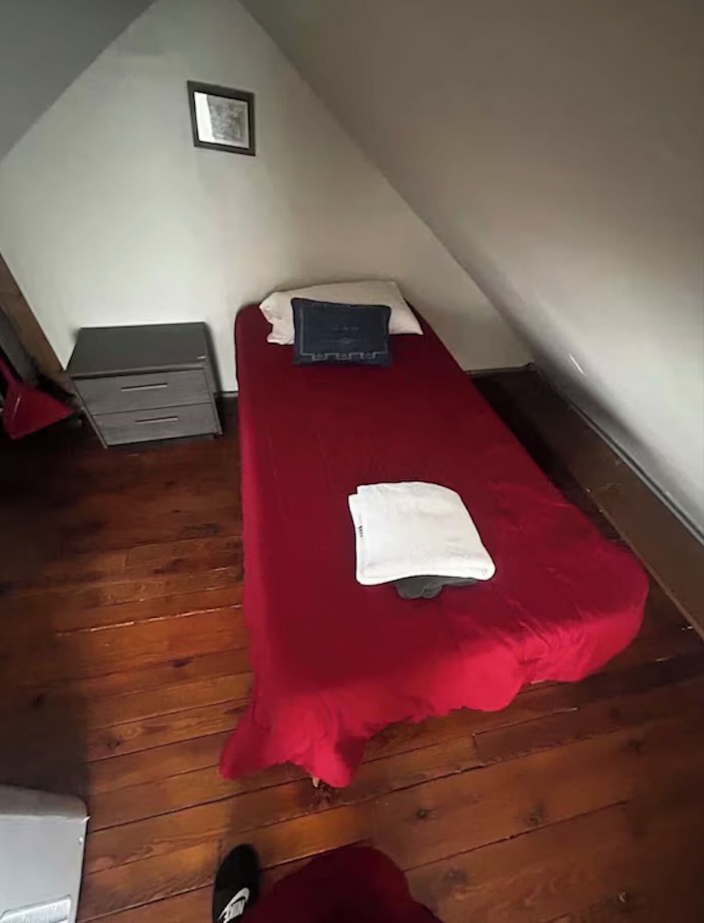 Een strijkplank/strijkijzer, wifi, beddengoed