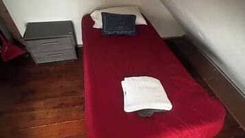 Een strijkplank/strijkijzer, wifi, beddengoed