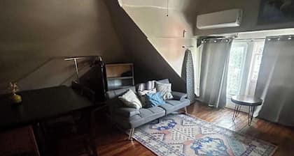 Cozy Loft-Style Studio! Sleeps 4