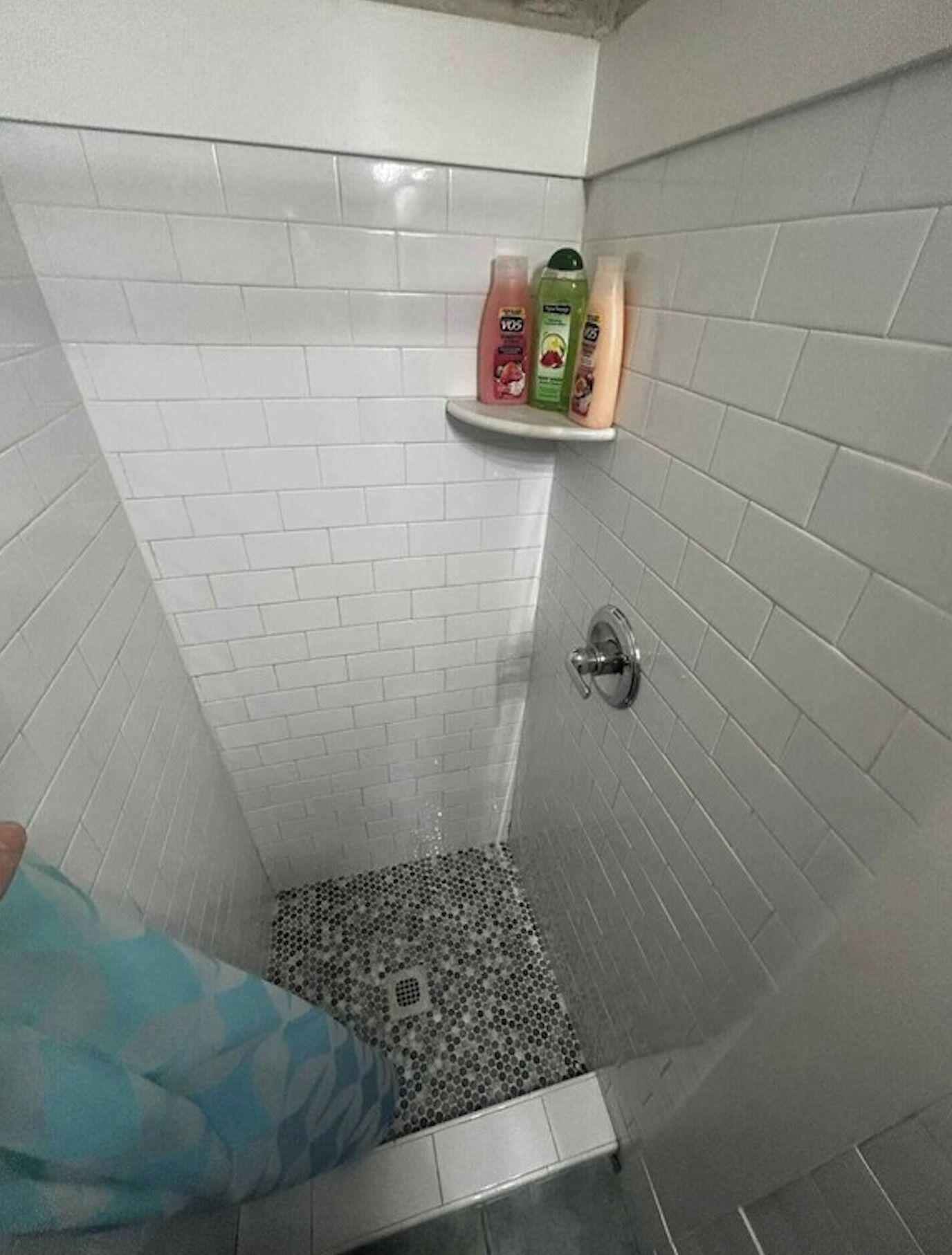 Een douche, een haardroger, handdoeken, toiletpapier