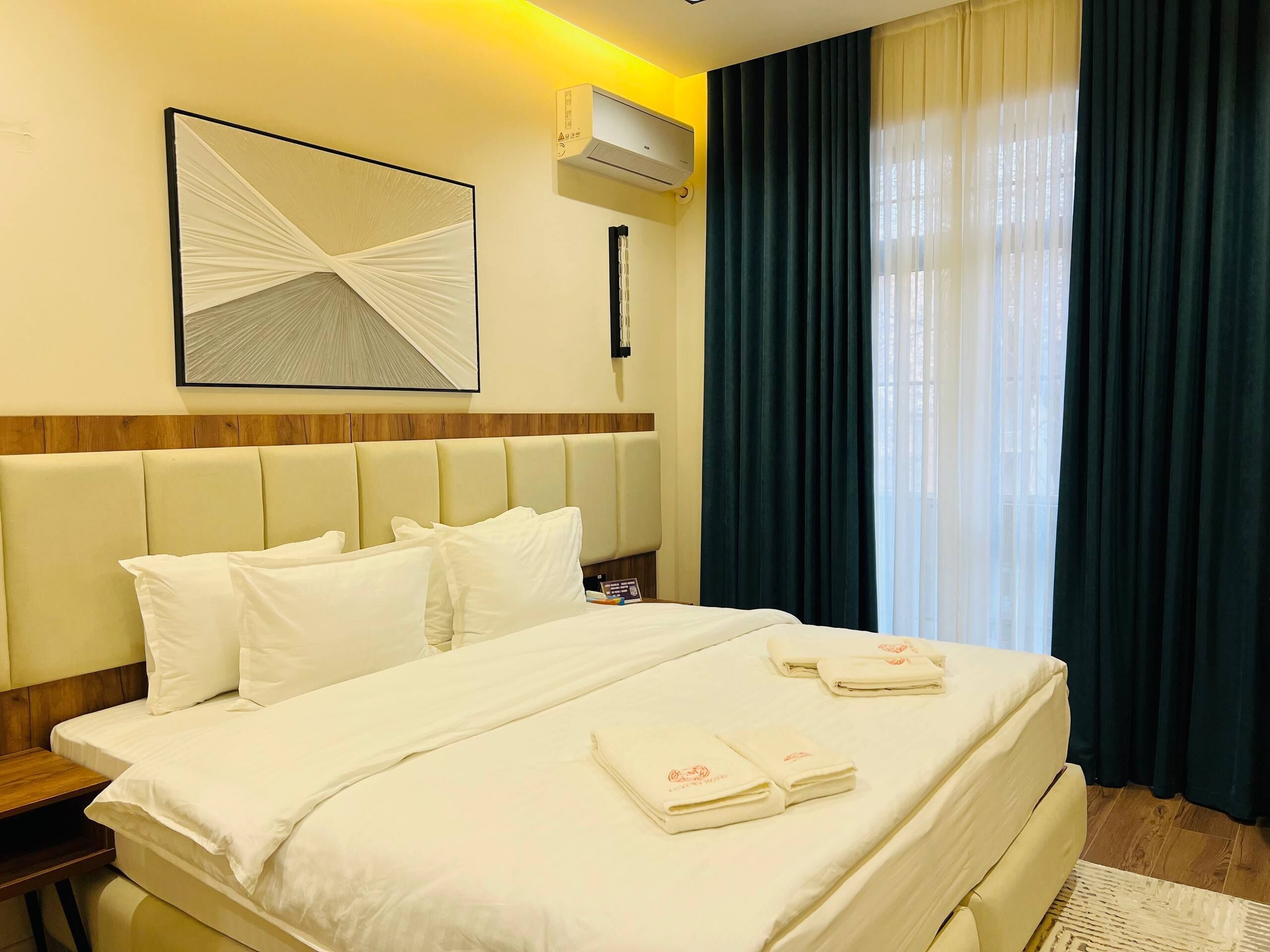 デラックス ルーム バルコニー シティビュー | セーフティボックス (室内)、デスク、ノートパソコン用作業スペース、遮光カーテン