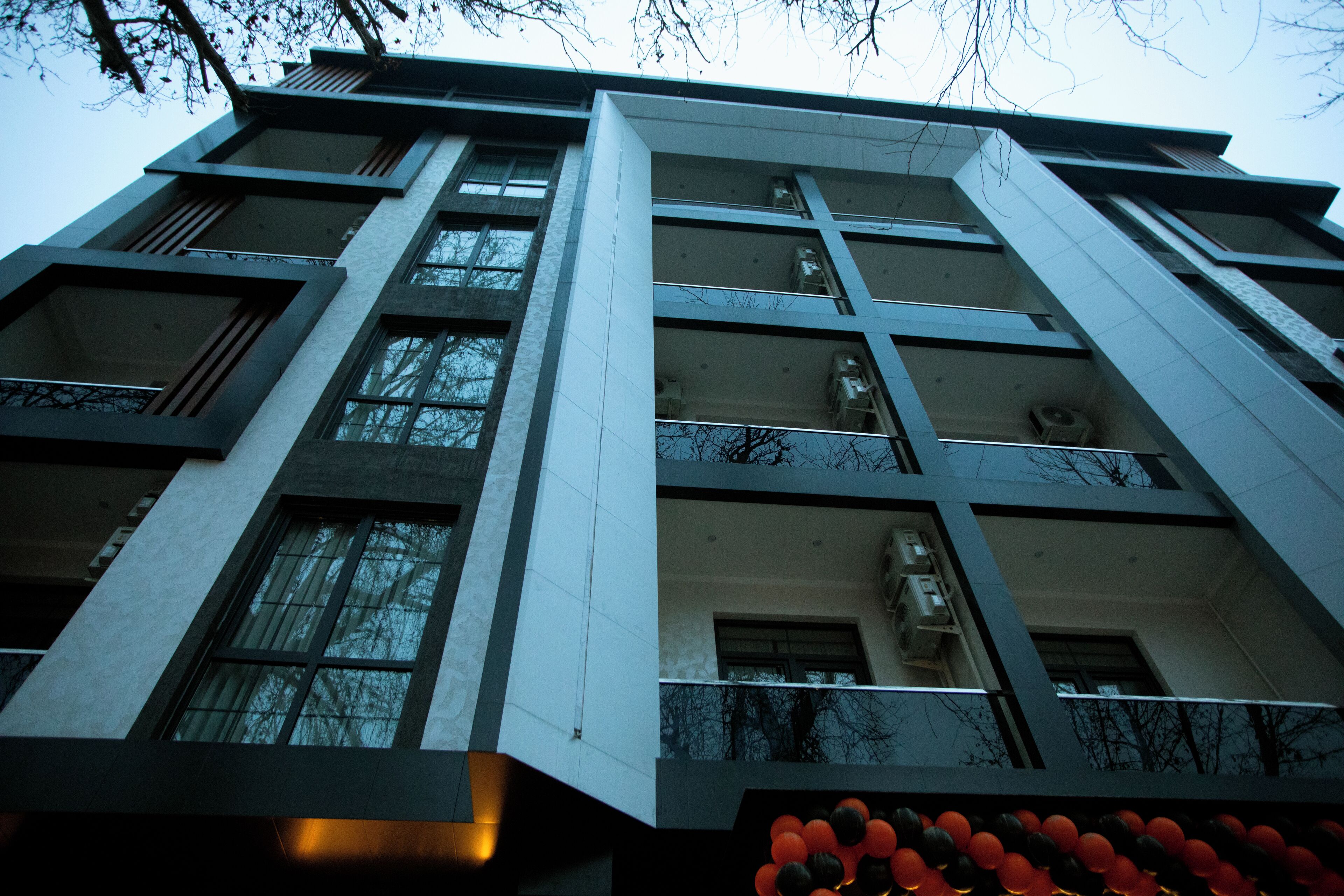 Rom – deluxe, balkong, byutsikt | Safe på rommet, skrivebord og skrivebord for bærbar PC