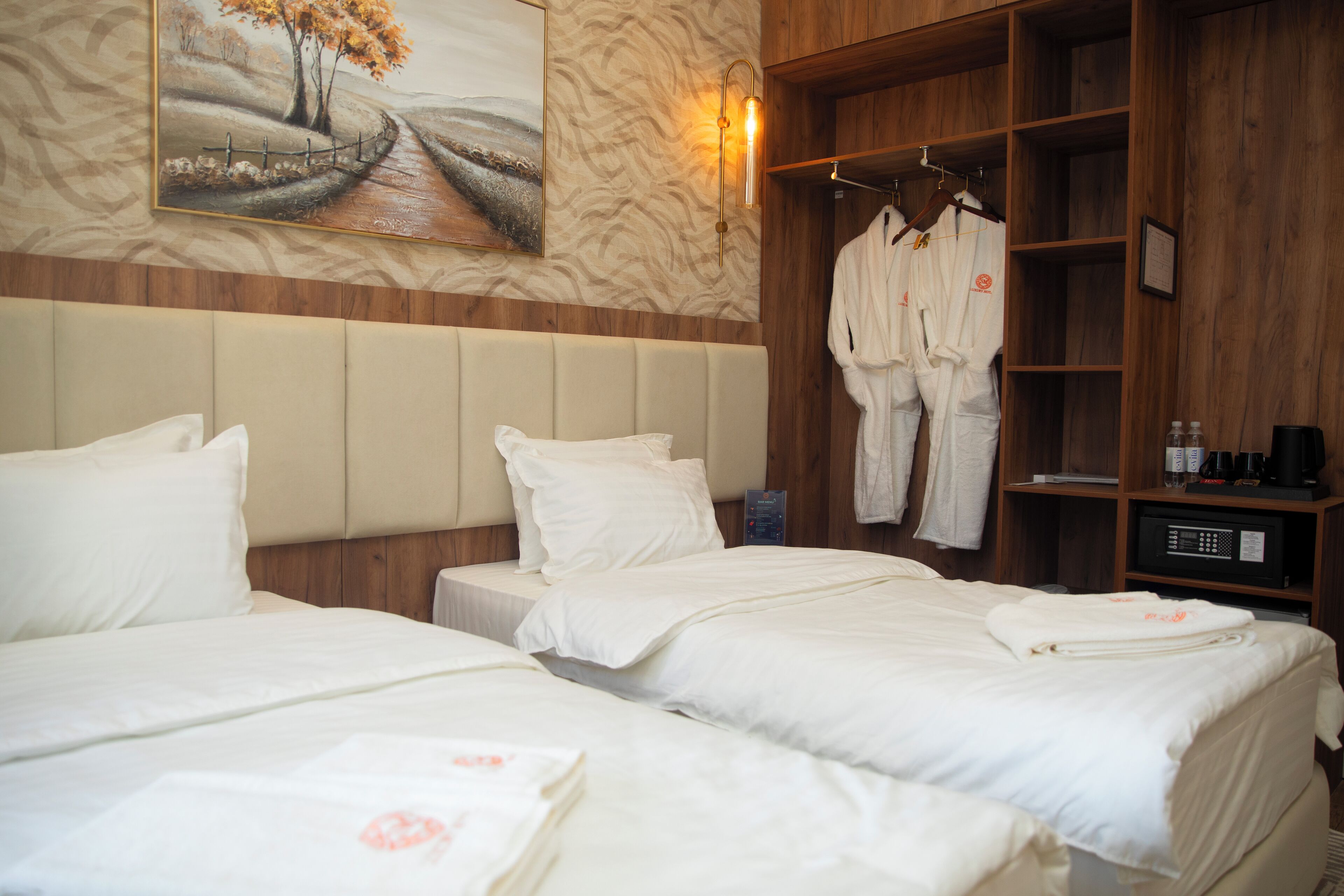 Rom – basic | Safe på rommet, skrivebord og skrivebord for bærbar PC