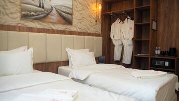 Rom – basic | Safe på rommet, skrivebord og skrivebord for bærbar PC