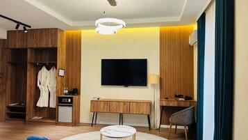 Luxury-Zimmer, Balkon, Stadtblick | Wohnbereich