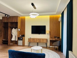Luxury Room, Balcony, City View | Living area