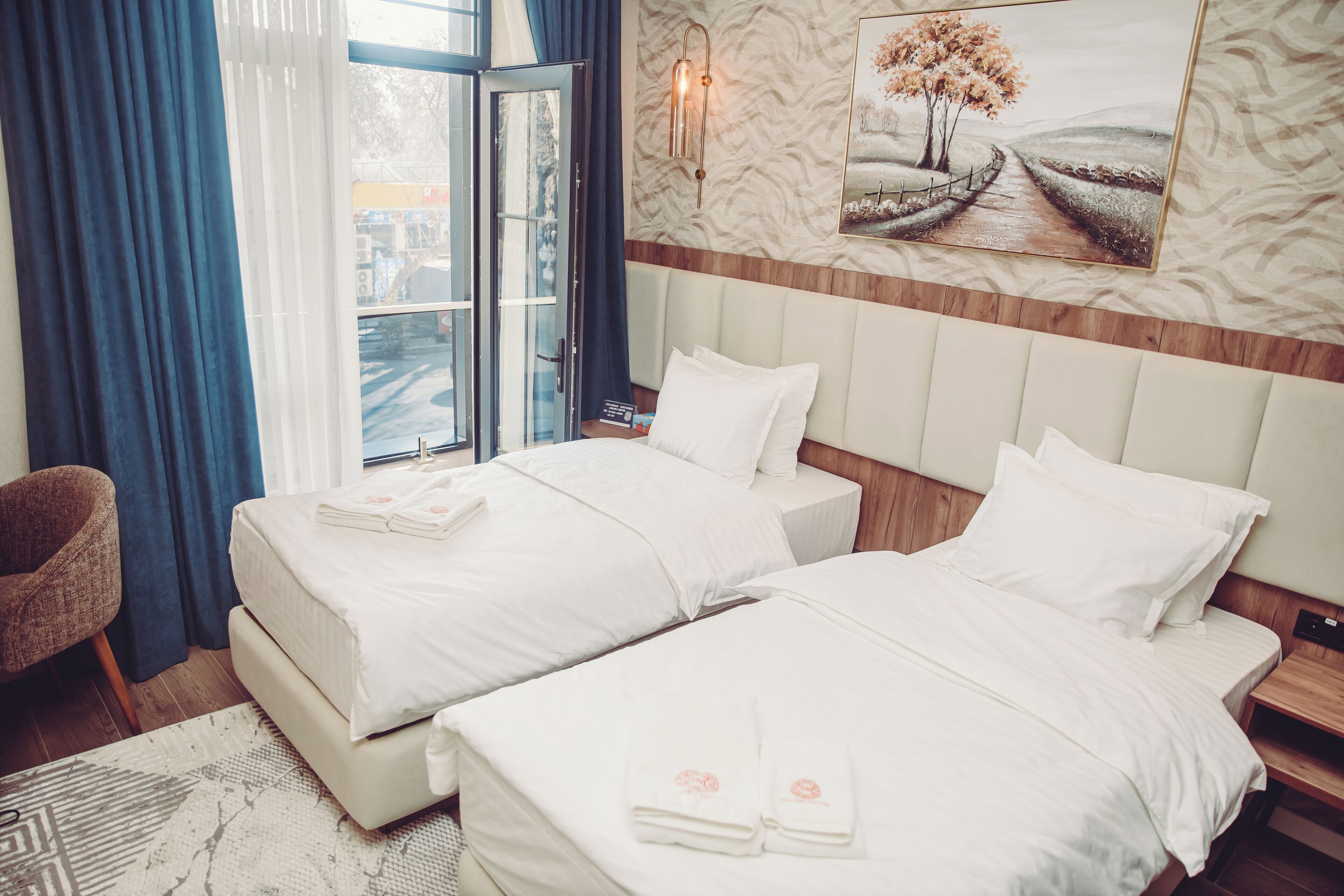 Deluxe-rum - balkong - utsikt mot staden | Värdeförvaringsskåp på rummet, skrivbord och arbetsyta för laptop