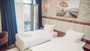 Deluxe Oda, Balkon, Şehir Manzaralı | Odada kasa, masa, dizüstü bilgisayar çalışma alanı, güneşlik/perde 
