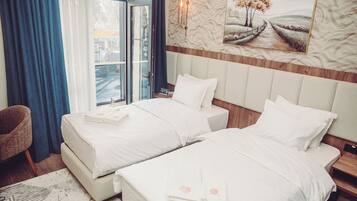 Deluxe-rum - balkong - utsikt mot staden | Värdeförvaringsskåp på rummet, skrivbord och arbetsyta för laptop