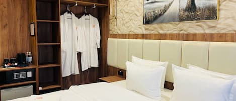 Rom – basic | Safe på rommet, skrivebord og skrivebord for bærbar PC