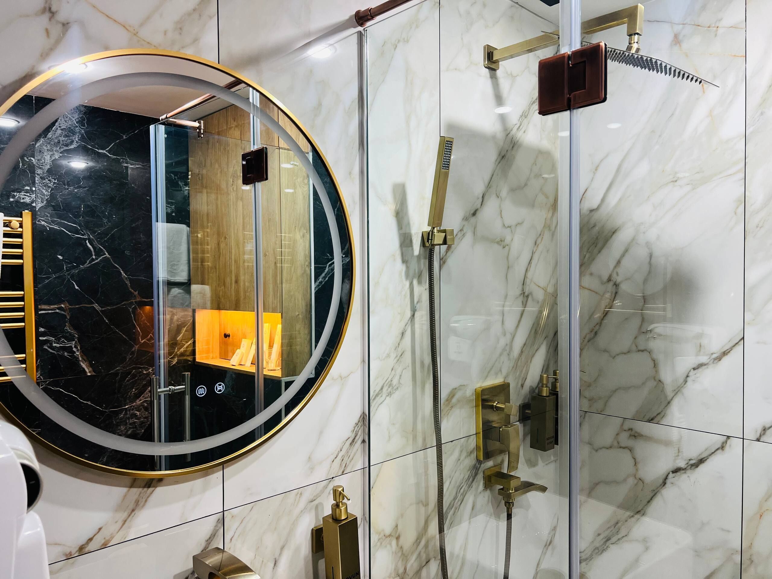 Habitación Deluxe, balcón, vistas a la ciudad | Baño | Secador de pelo, zapatillas, toallas y jabón