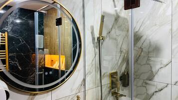 Habitación Deluxe, balcón, vistas a la ciudad | Baño | Secador de pelo, zapatillas, toallas y jabón