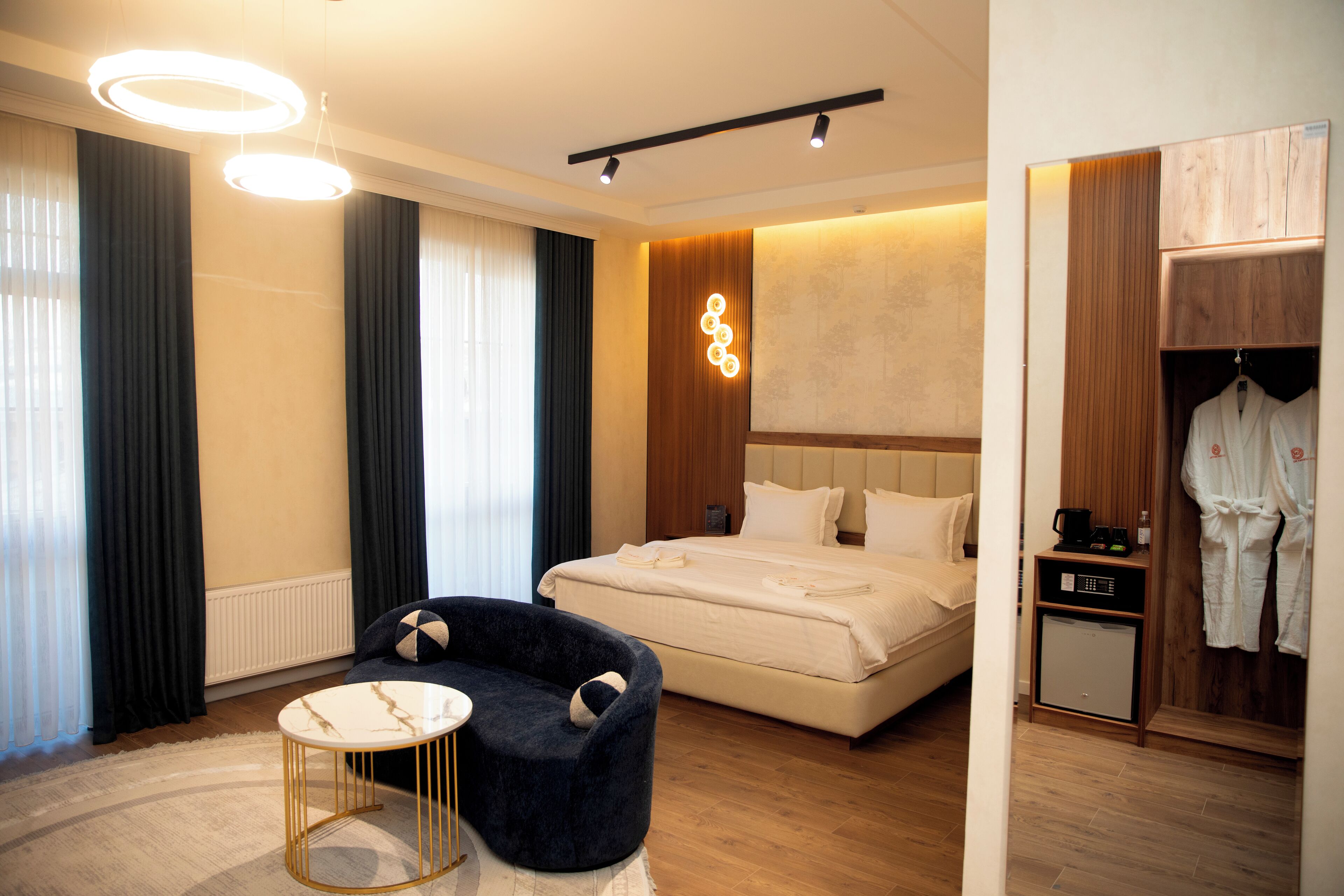 Habitación de lujo, balcón, vistas a la ciudad | Caja fuerte, escritorio, espacio para trabajar con un portátil