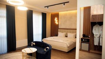 Habitación de lujo, balcón, vistas a la ciudad | Caja fuerte, escritorio, espacio para trabajar con un portátil