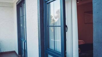 Lyxrum - balkong - utsikt mot staden | Värdeförvaringsskåp på rummet, skrivbord och arbetsyta för laptop