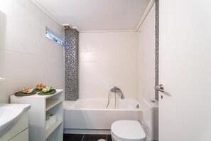 Shower, hair dryer, towels, soap - Spacious & Modern Retreat with Sun Terrace in Neos Kosmos, Athens (Athina)