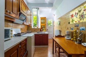 Private kitchen - Spacious & Modern Retreat with Sun Terrace in Neos Kosmos, Athens (Athina)