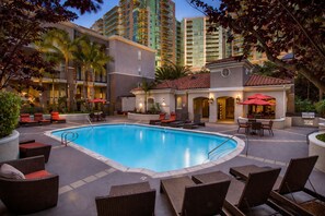 A poolside area with lounge chairs, a pool, and a restaurant with outdoor seating. - Cozy 1-bedroom apartment in adorable Marina del Rey Near Venice (Marina del Rey)